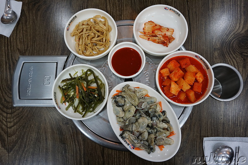 Frische rohe Austern und Beilagen im Restaurant Gul Sesang in Bupyeong, Incheon, Korea