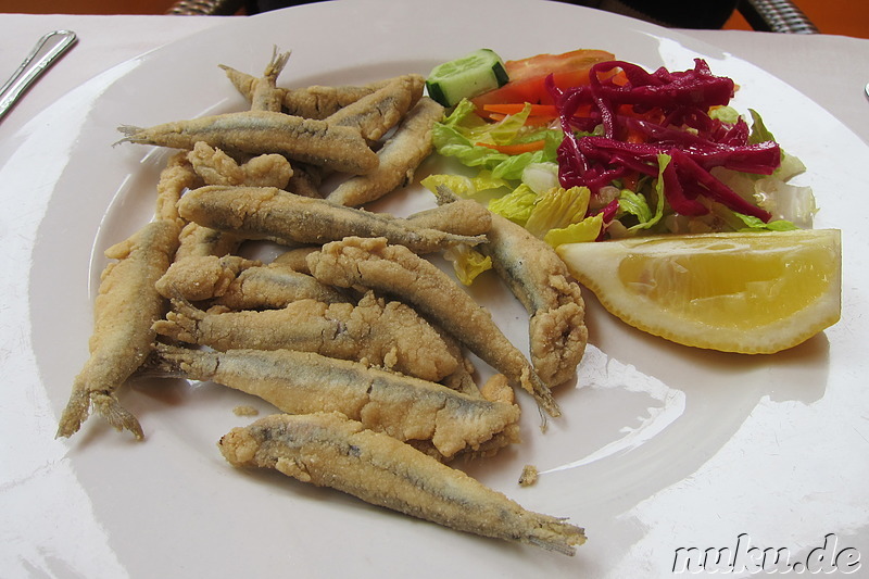 Frittierte Sardellen im Restaurant Oliver in Granada, Spanien