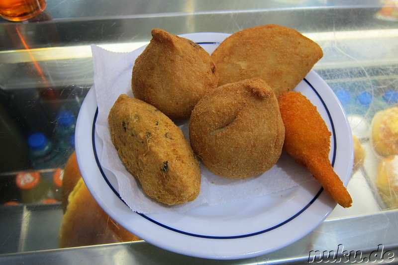 Frittierte Teigtaschen in Lissabon, Portugal