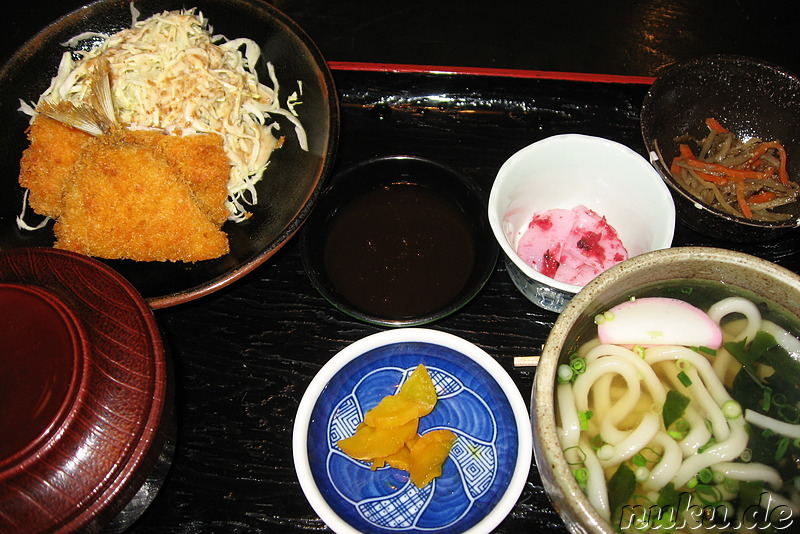 Frittierter Fisch und Udon-Nudelsuppe