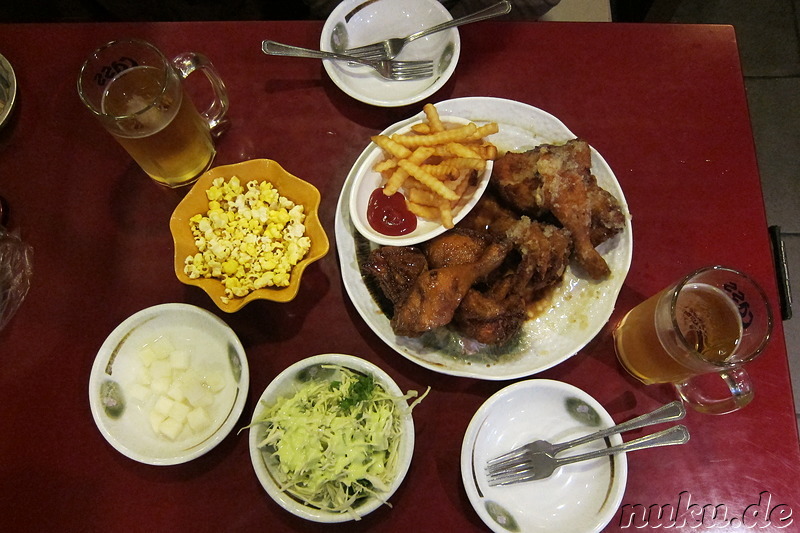 Frittiertes Hühnchen mit Knoblauchmarinade und Beilagen