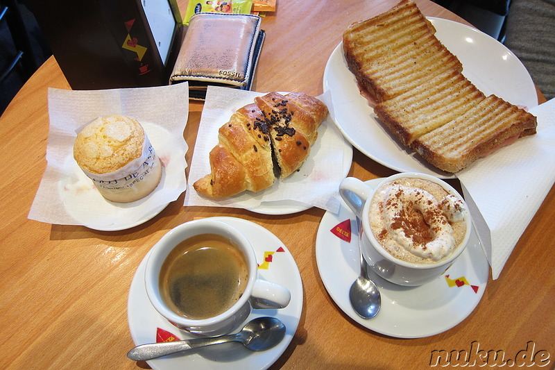 Frühstück im Cafe in einem Innenhof in Tavira, Portugal