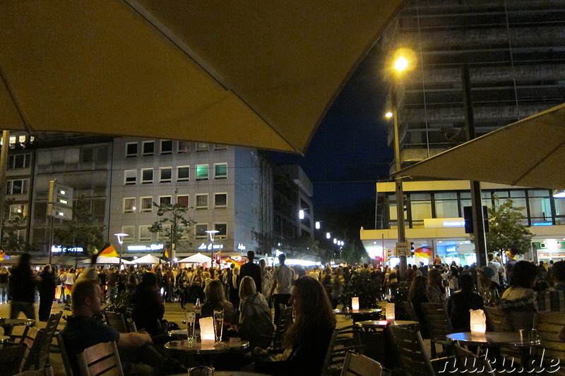 Fussballfans in der Innenstadt von Braunschweig