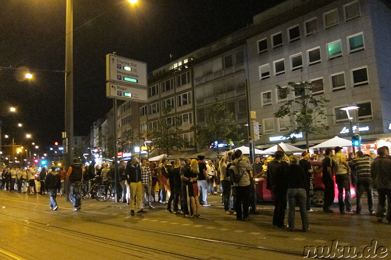 Fussballfans in der Innenstadt von Braunschweig