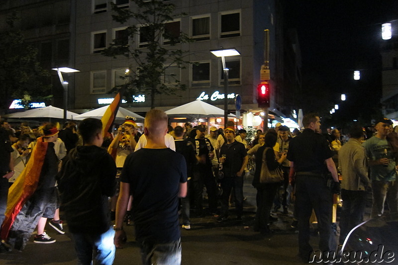 Fussballfans in der Innenstadt von Braunschweig