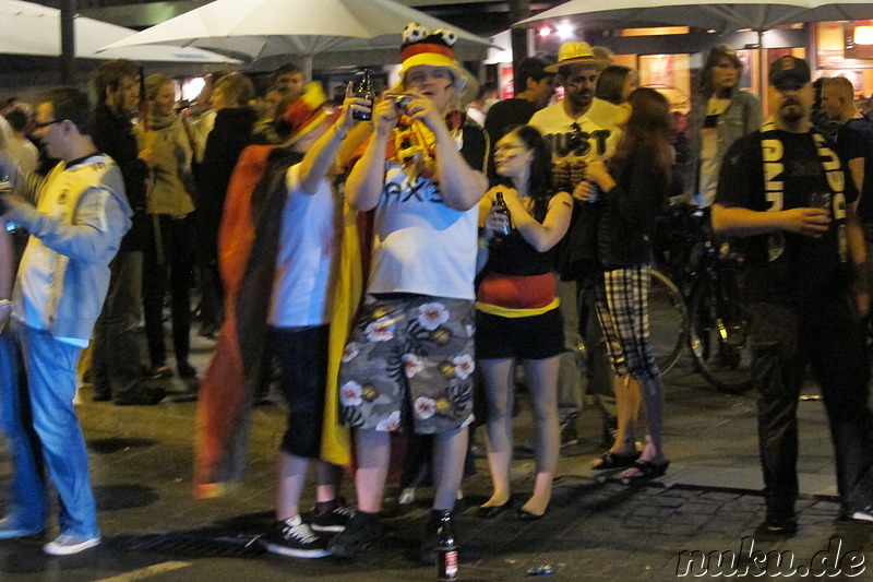 Fussballfans in der Innenstadt von Braunschweig