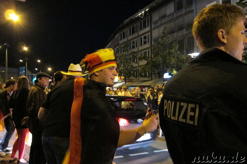 Fussballfans in der Innenstadt von Braunschweig