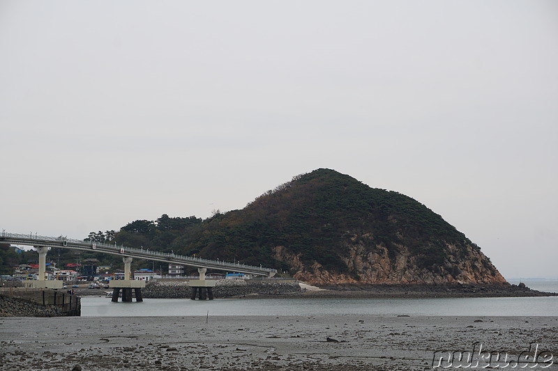 Fußgängerbrücke vom Hafen in Gwangmyeong auf die kleine Nebeninsel Somuuido