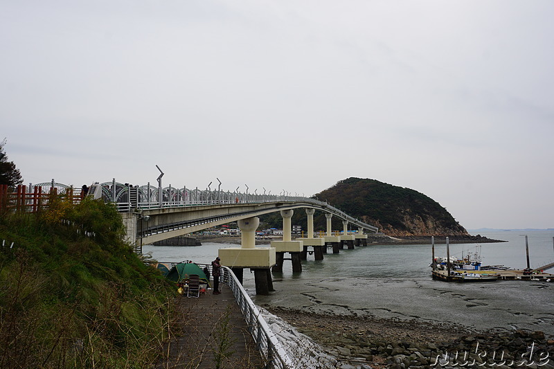 Fußgängerbrücke vom Hafen in Gwangmyeong auf die kleine Nebeninsel Somuuido