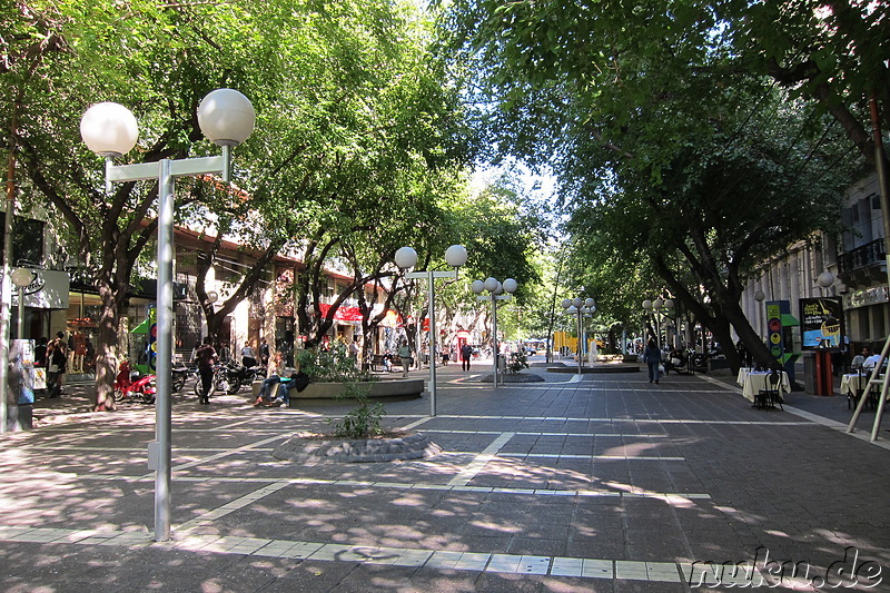 Fussgängerzone Avenida Sarmiento in Mendoza, Argentinien