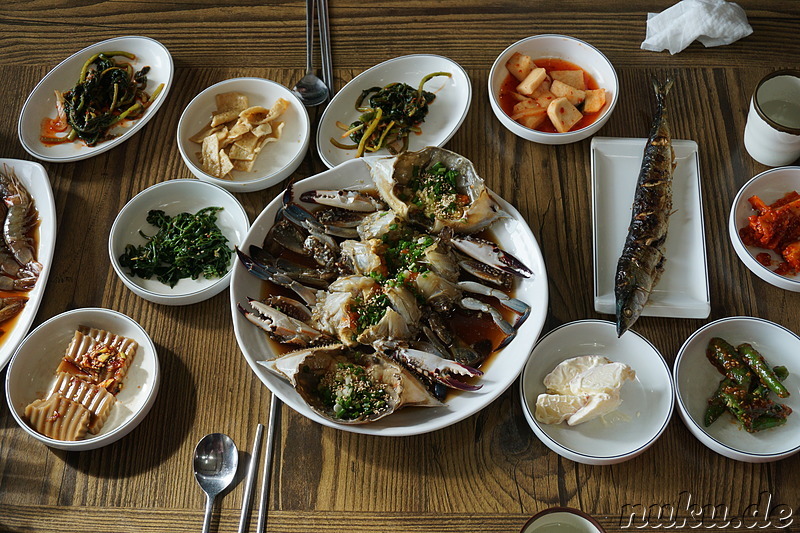 Ganjang Gejang (간장게장) - In Sojasoße eingelegte rohe Krabben im Restaurant Hannane auf der Insel Ganghwado, Korea