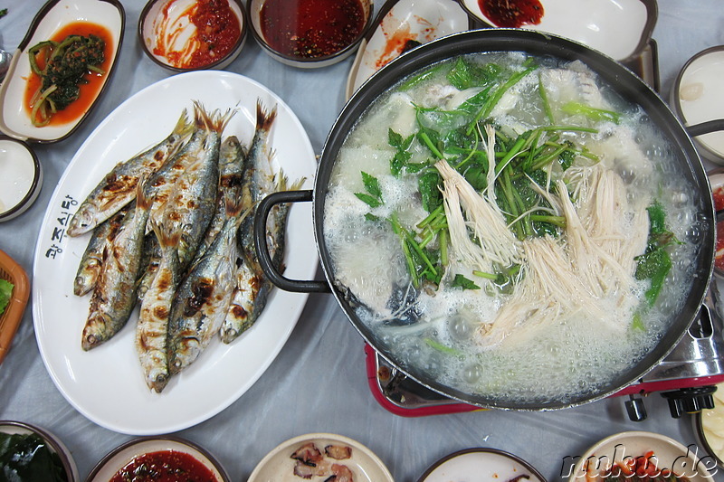 Gebratener Fisch und Jiritang (지리탕) - Fischsuppe (ähnlich Maeuntang 매운탕)