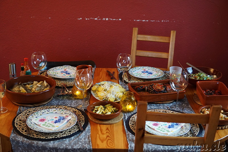 Gedeckter Tisch mit portugiesischen Speisen