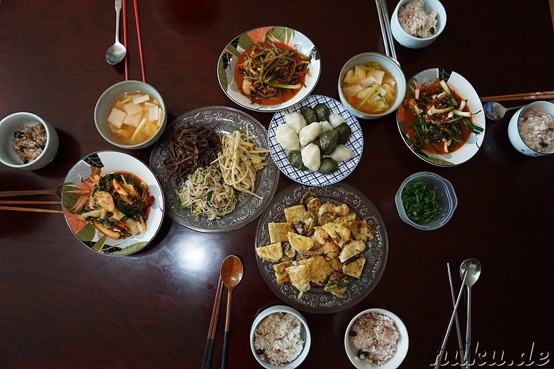 Gedeckter Tisch zu Chuseok (추석), dem koreanischen Erntedankfest bei den Schwiegereltern in Nowon, Seoul, Korea