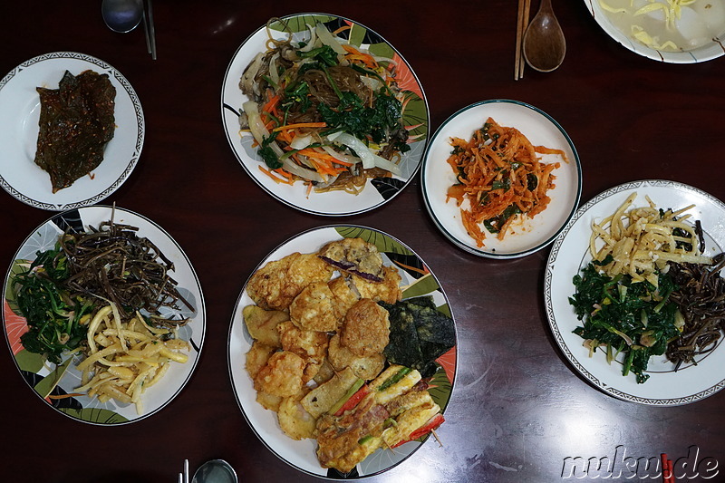 Gedeckter Tisch zum chinesischen Neujahrsfest, u.a. mit Jeon (전) - frittiertem Allerlei