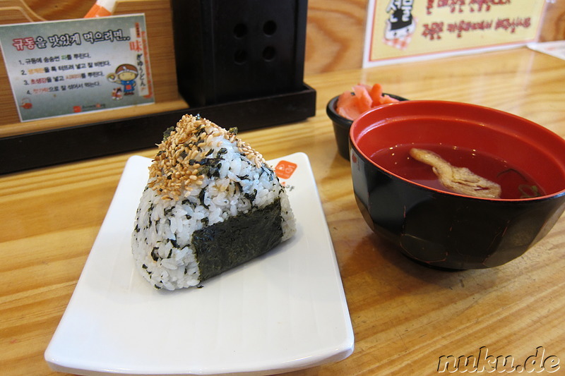 Gefülltes Reisdreieck - hier in japanischer Variante (jap. Onikiri; 오니끼리, kor. Samgakkimbab; 삼각김밥)