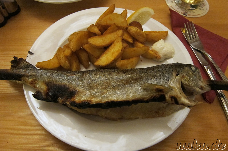 Gegrillte Forelle im Restaurant Forellenstube in Reit im Winkl, Bayern