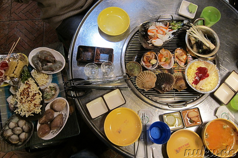Gegrillte Muscheln (Jogaegui; 조개구이) im Restaurant in Nohyeon, Seoul, Korea