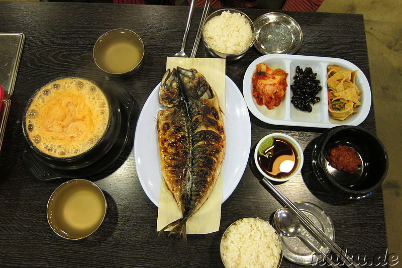 Gegrillter Fisch (Saengseongui; 생선구이), Eintopf aus Tofuabsatz (Bijijjigae; 비지찌개)