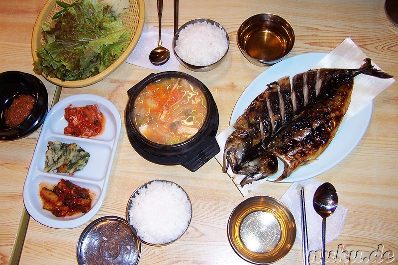 Gegrillter Fisch und Doinjangjjigae (된장찌개)