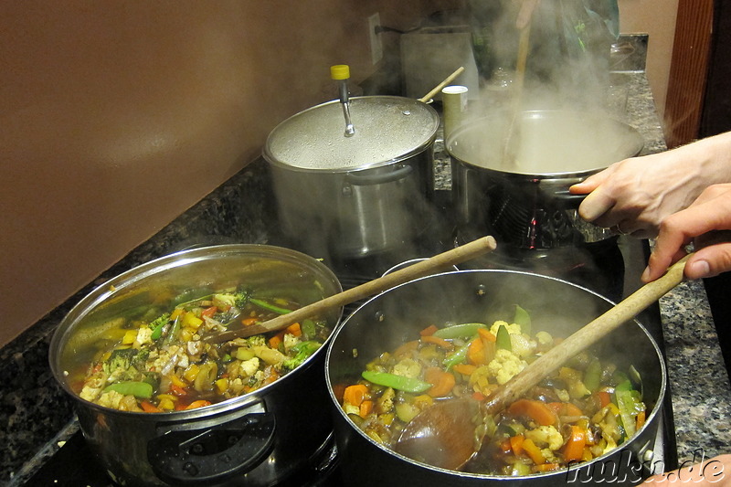 Gemeinsames Kochen im HI Tofino auf Vancouver Island, Kanada