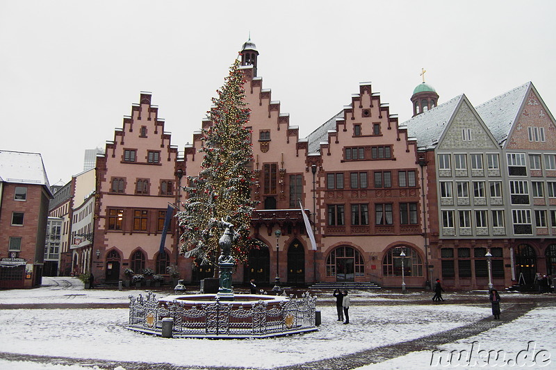 Gerechtigkeitsbrunnen und Weihnachtsbaum vor dem Frankfurter Rathaus auf dem Römerberg