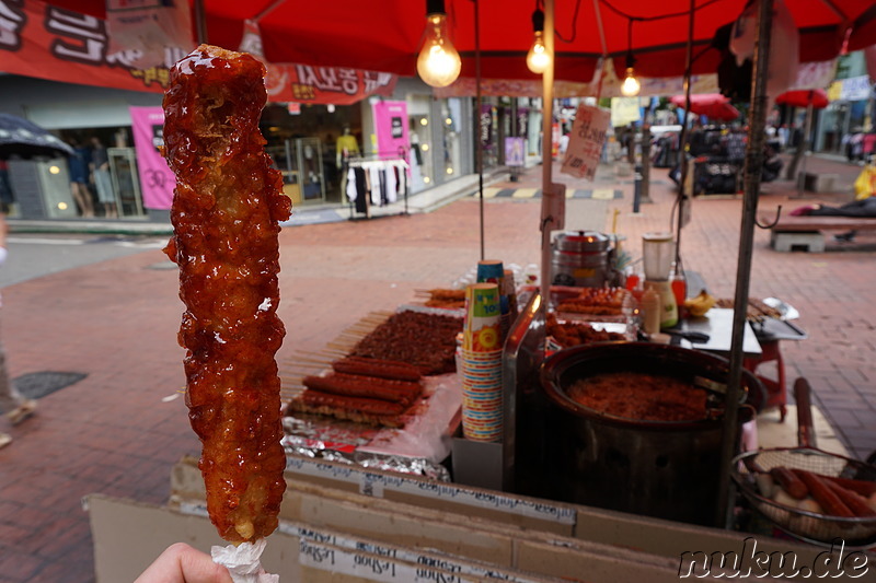 Ggochi (꼬치) - koreanische Fleischspieße, hier: paniertes Hähnchenfleisch (닭꼬치)