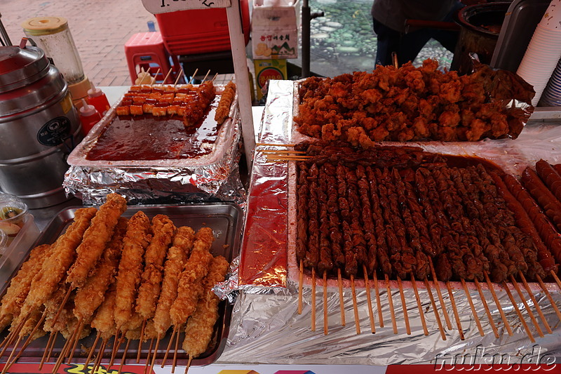 Ggochi (꼬치) - verschiedene koreanische Fleischspieße, hier: paniertes und mariniertes Hähnchenfleisch (닭꼬치)