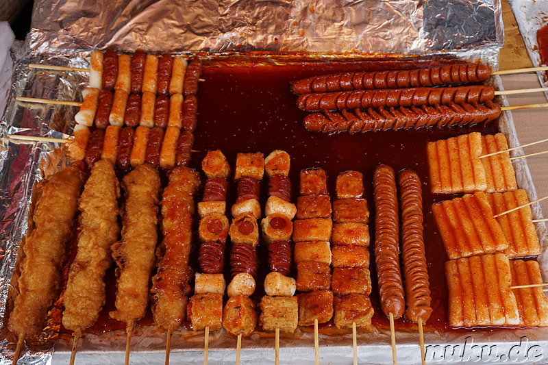 Ggochi (꼬치) - verschiedene koreanische Fleischspieße, u.a. Schweinewürstchen (소시지), Reiskuchen (떡), paniertes Hähnchenfleisch