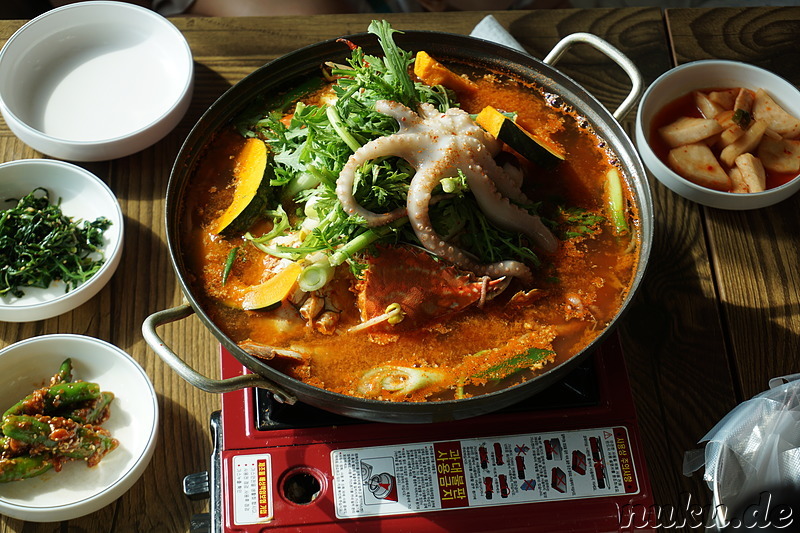 Ggotgetang (꽃게탕) - Koreanische Krabbensuppe im Restaurant Hannane auf der Insel Ganghwado, Korea