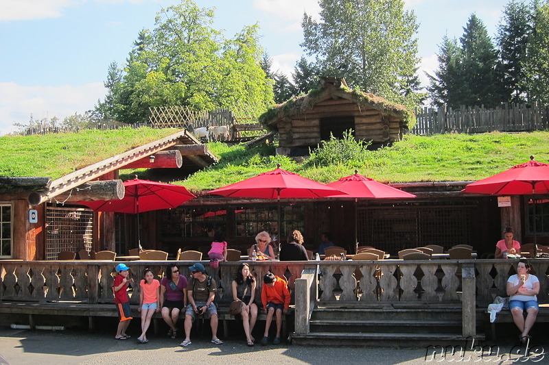 Goats on the roof - Ziegen auf dem Dach des Old Country Markets in Coombs, Kanada