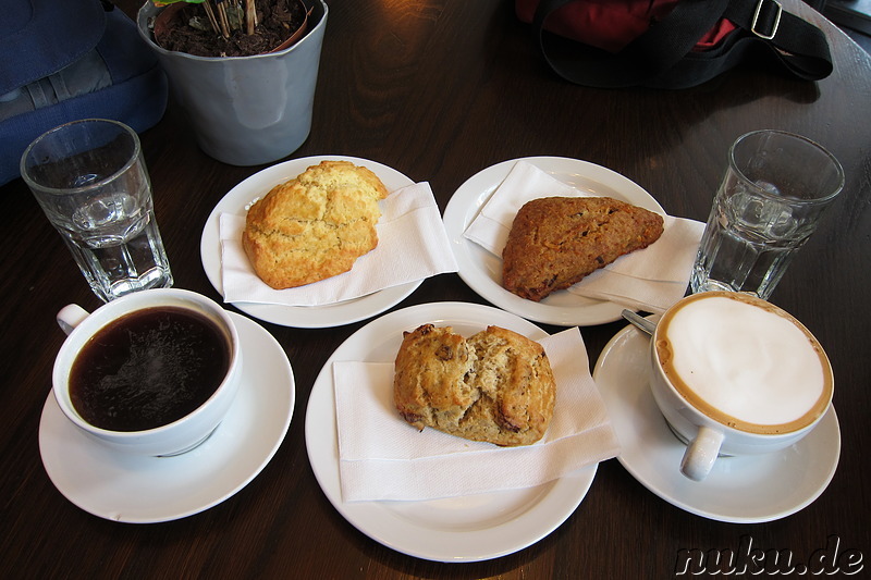 Große Sconeauswahl in einem Cafe an der Domkirche in Oslo, Norwegen