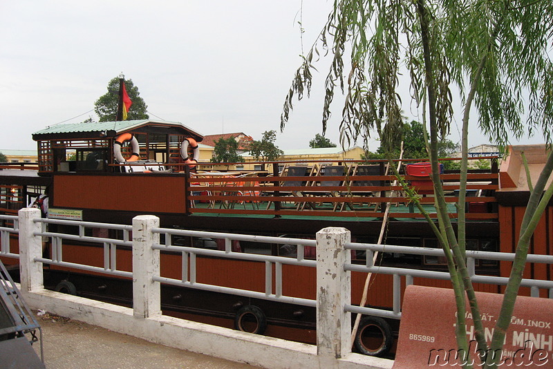 Grosses Boot im Hafen von Sa Dec