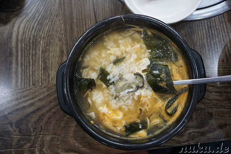 Gul Gukbab (굴국밥) - Suppe mit Austern, Reis und Seetang im Restaurant Gul Sesang in Bupyeong, Incheon, Korea