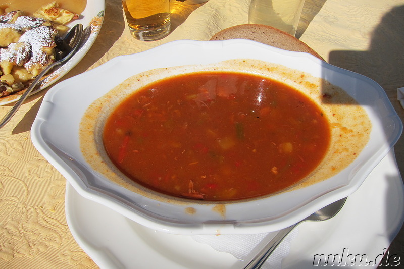 Gulaschsuppe in der Sonnenalm im Skigebiet Winklmoosalm