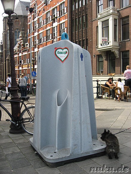 Gut belüftetes Urinal in der Amsterdamer Innenstadt