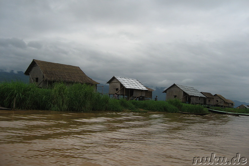 Häuser am Inle Lake zwischen Nyaungshwe und Ywama in Myanmar