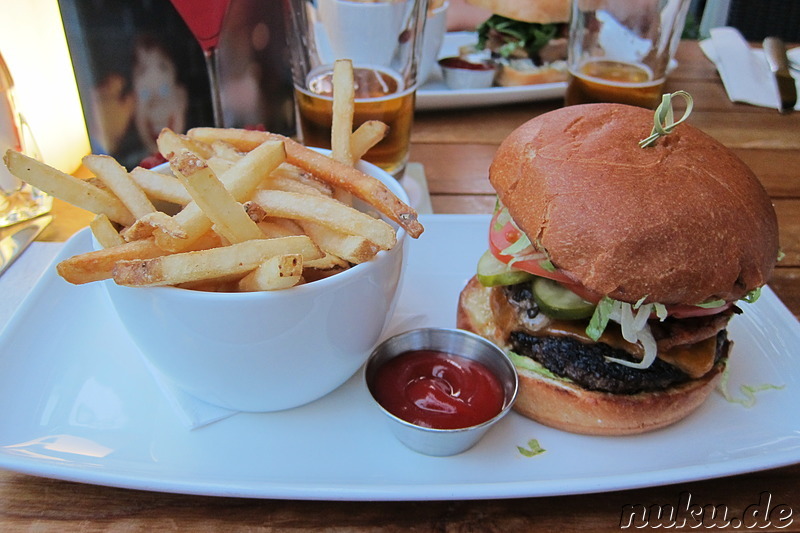 Hamburger mit Pommes in Vancouver, Kanada