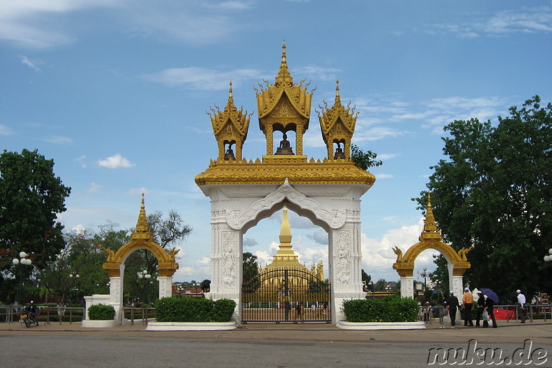 Haupttor zum Pha That Luang Komplex