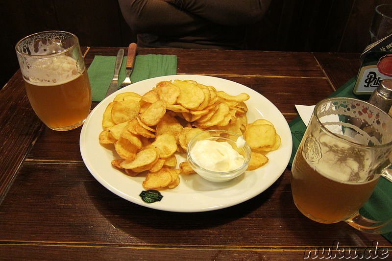 Hausgemachte Kartoffelchips und unfiltriertes Pilsner Urquell im Restaurant Na Parkanu in Pilsen, Tschechien