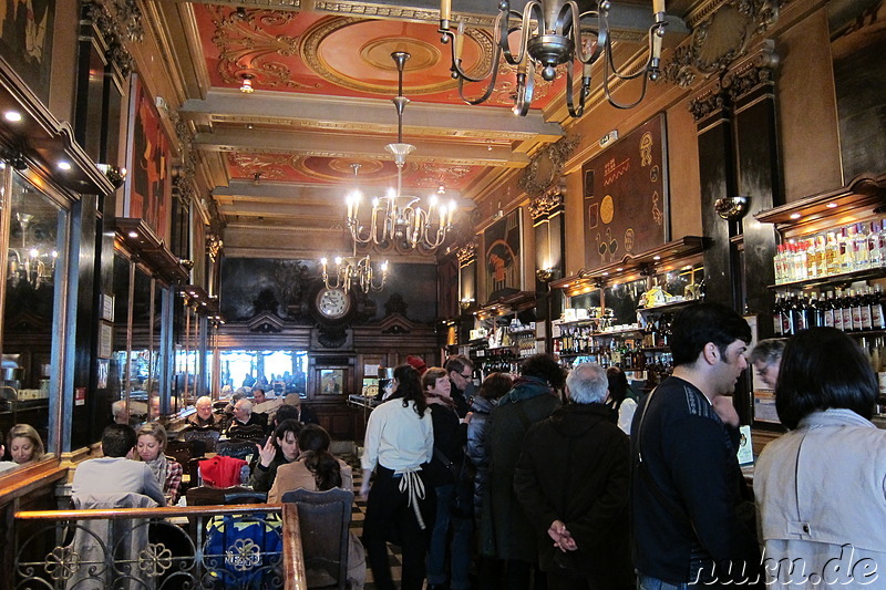 Historisches Cafe A Brasileira in Lissabon, Portugal