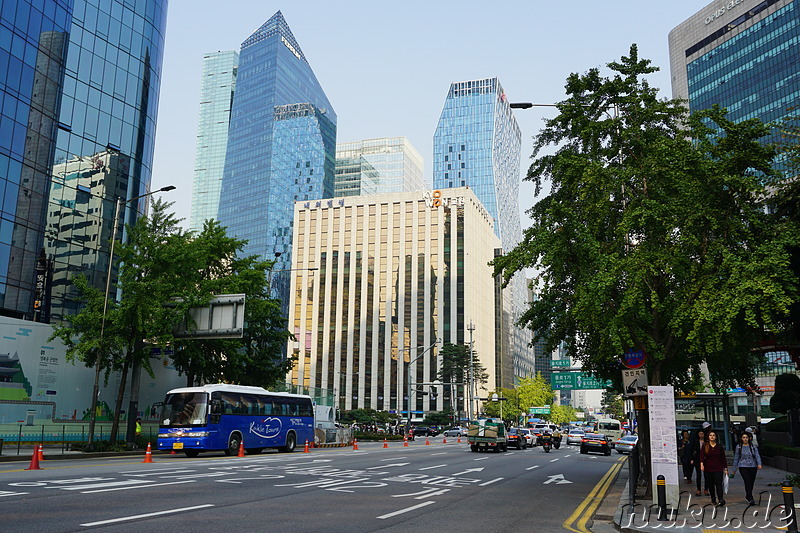 Hochhäuser rund um das moderne Einkaufsviertel Myeongdong in Seoul, Korea