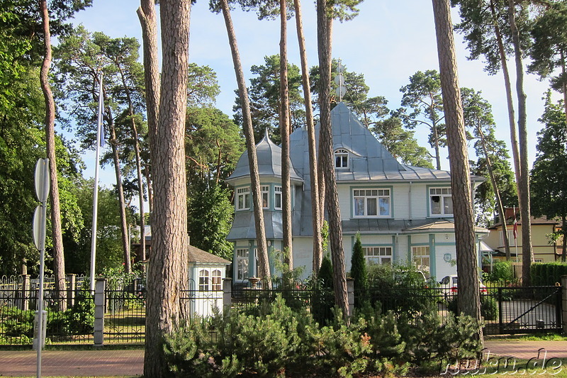 Holzhäuser und Villen der Juras iela in Jurmala, Lettland