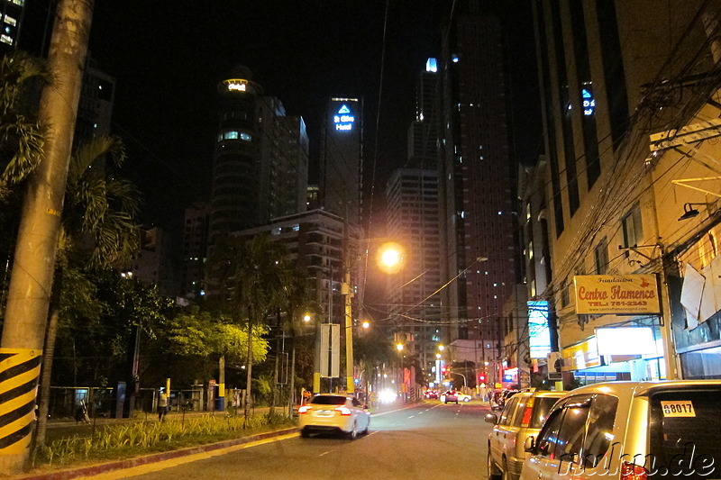 Im Stadtteil Makati bei Nacht - Manila, Philippinen