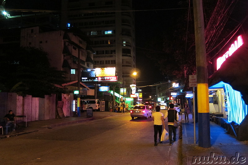 Im Stadtteil Makati bei Nacht - Manila, Philippinen