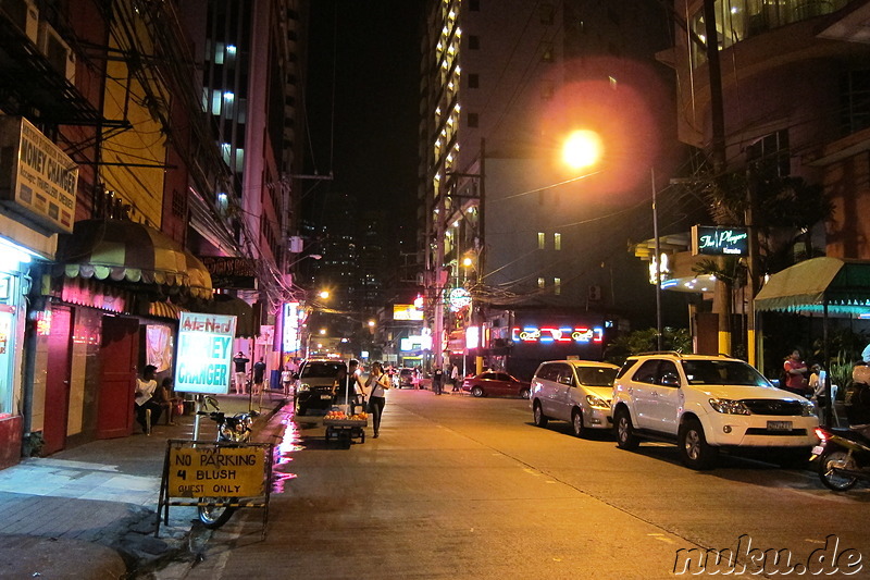 Im Stadtteil Makati bei Nacht - Manila, Philippinen