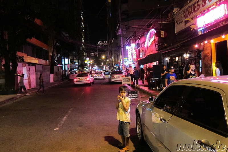 Im Stadtteil Makati bei Nacht - Manila, Philippinen