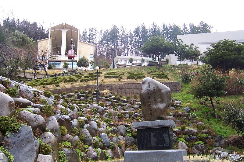 Im Yaksu Park: Links Gondel auf den Manghyangbong, Rechts Dokdo & Ulleung Museen