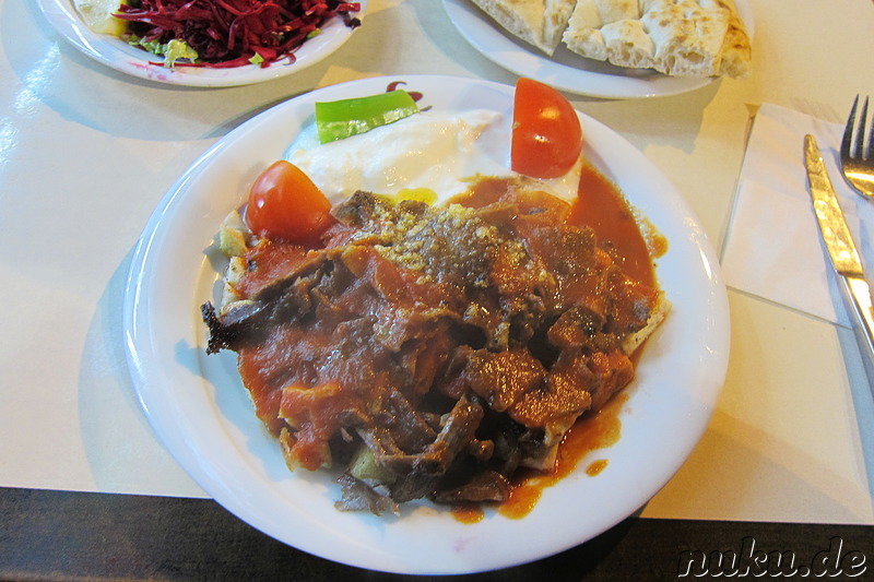 Iskender Kebab mit Beilagen im Osmanli Cafe Restoran in Antalya, Türkei