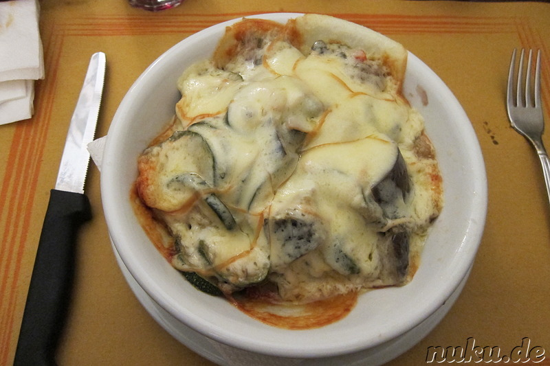 Italienischer Auflauf im Restaurant Osteria dell Orsa in Bologna, Italien